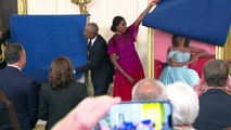 Los Obama vuelven a la Casa Blanca para develar sus retratos oficiales