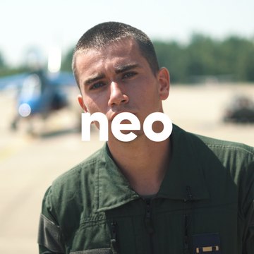 Luigi, élève à l'école de l'air, rencontre le leader de la Patrouille de France Samuel Lanos