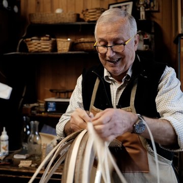 Pelote basque : la famille Gonzalez fabrique des chisteras depuis cinq générations