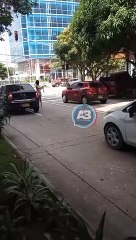 Colombiana salió a las calles a pedir plata para operarse los senos