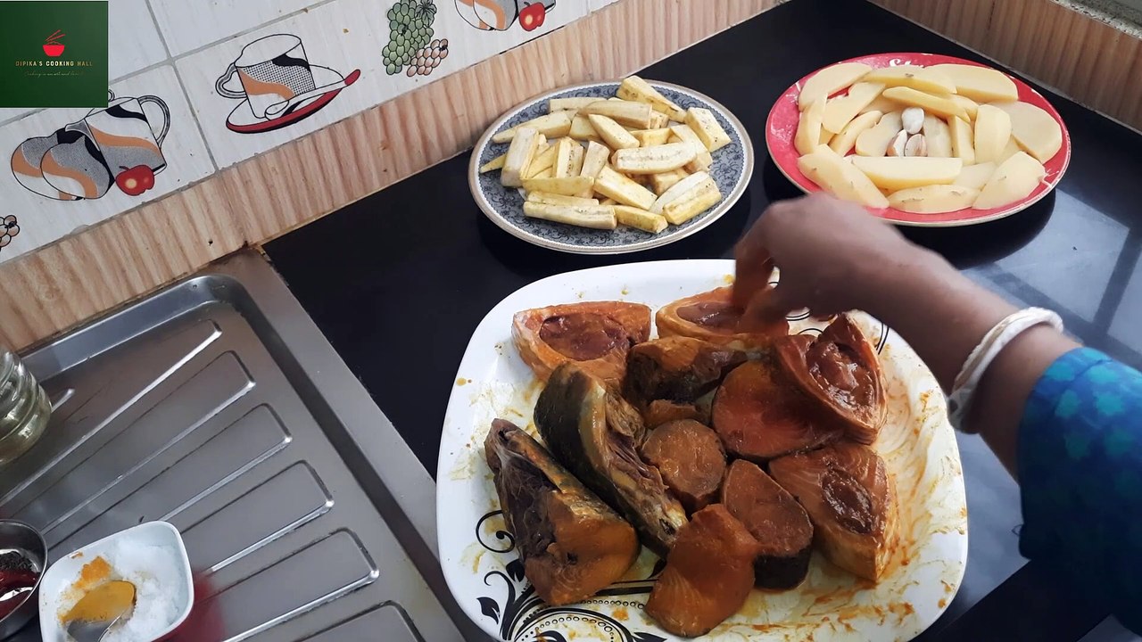 আলু কাঁচা কলা দিয়ে ইলিশ মাছের লোভনীয় রেসিপি