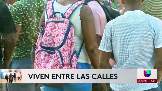 En Tijuana decenas de migrantes duermen en las calles y banquetas esperando un espacio en los albergues.