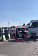 SERVİS VE KAMYON ŞOFÖRLERİNİN SOPALI 'YOL VERME' KAVGASI KAMERADA