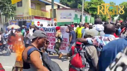 Rosemond Jean, ansyen minis TPTC a nan tèt yon manifestasyon ap mande demisyon PM Ariel Henry