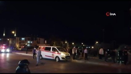 Kaza yapan araç, bahçe duvarını yıkıp binaya çarparak durabildi