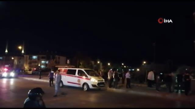 Kaza yapan araç, bahçe duvarını yıkıp binaya çarparak durabildi