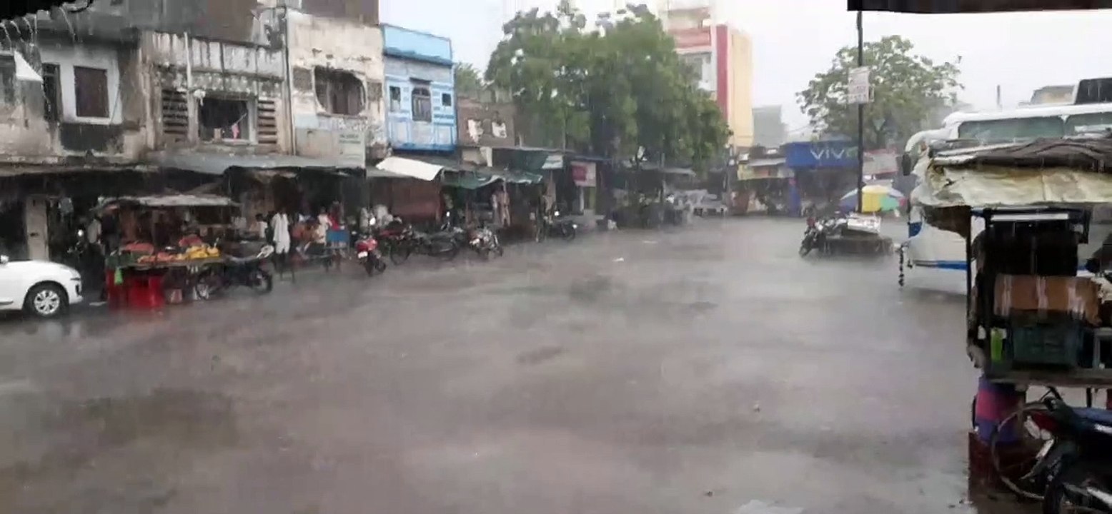 जमकर बरसे बादल, अचानक काली घटाएं छाई, फिर गिरी बिजली,  एक महिला की मौत
