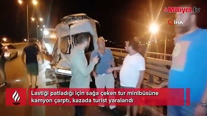 Lastiği patladığı için sağa çeken tur minibüsüne kamyon çarptı