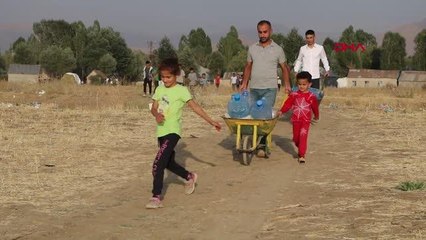 Yüksekova'da 20 yıllık su çilesi! Yüzlerce metre yol gidip, suyu kaynağından alıyorlar
