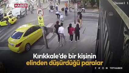 Sokakta parasını düşüren kişiye vatandaşlar yardım etti
