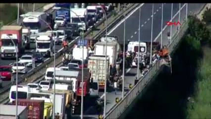 İstanbul’da TIR devrildi! Trafik kilit…