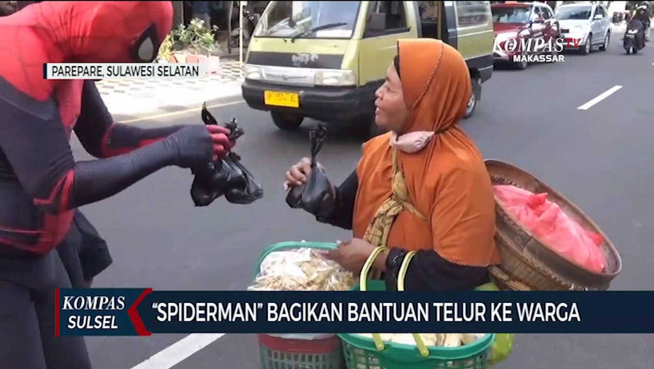 Spiderman Bagikan Bantuan Telur Ke Warga