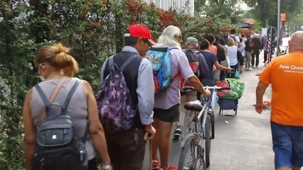 İtalya'da dar gelirli ve yoksul insanlar, temel gıda için kuyruğa giriyor