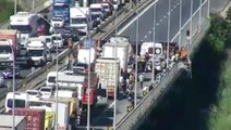Son Dakika! İstanbul Büyükçekmece'de tır devrildi, TEM Edirne istikameti trafiğe kapandı