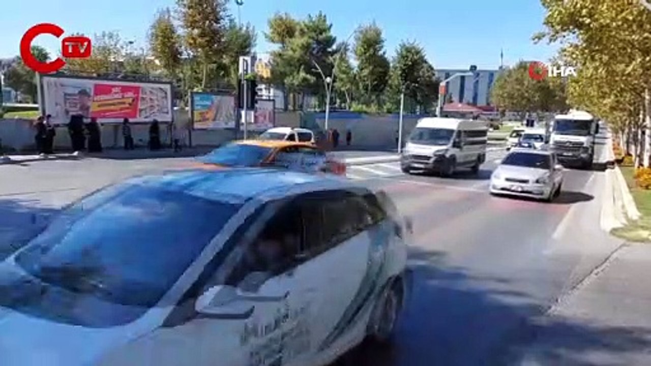 Motokurye dönüş yapan polis aracına çarptı Kaza anı kamerada