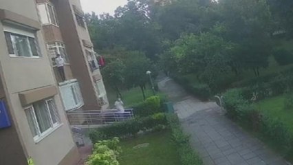 BAKIRKÖY'DE İKİNCİ KATA TIRMANAN HIRSIZLAR KAMERADA