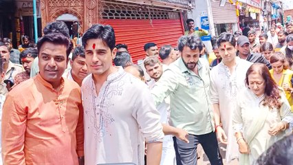 अपनी माँ के साथ गणपति बाप्पा का आशीर्वाद लेने पहुंचे सिद्धार्थ मल्होत्रा