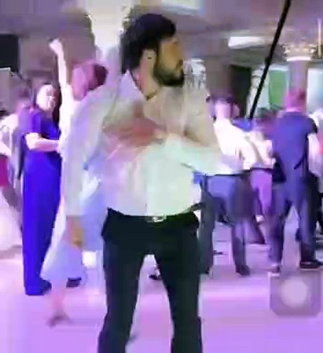 Deux invités d'un mariage découvrent qu'ils sont faits l'un pour l'autre