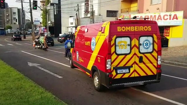 Motociclista fica ferida após atingir traseira de BMW na Avenida Carlos Gomes
