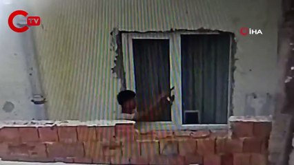 Pencereyi levyeyle açtı, telefonları çalıp kaçtı: O anlar kamerada