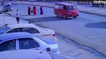 امرأة تعبر الطريق بلا مبالاة وتتسبب في حادث مروري في مقطع فيديو صادم