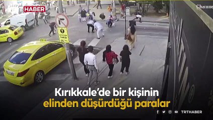 Sokakta parasını düşüren kişiye vatandaşlar yardım etti