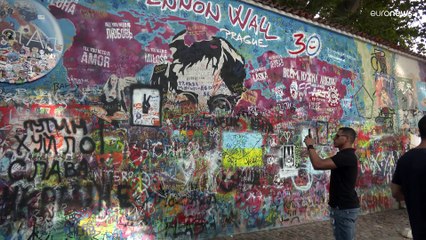 Prague : l'emblématique "mur John Lennon" repeint par des artistes européens