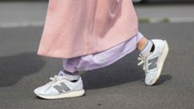 Sneaker zum Kleid? So stylst du das Trend-Duo des Spätsommers