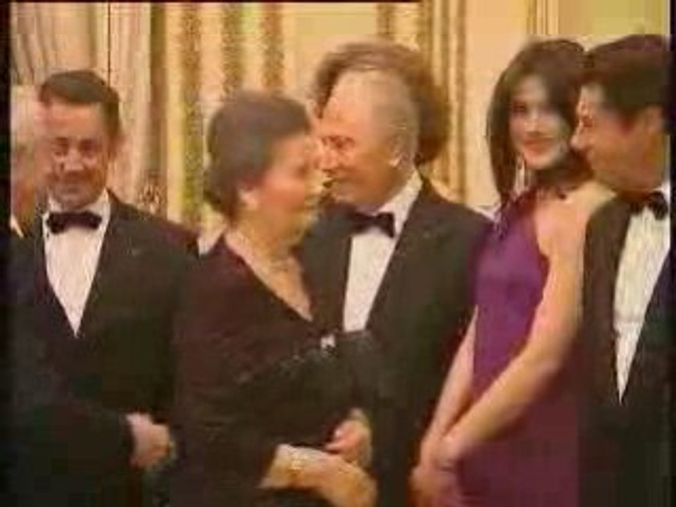 carla bruni met un vent à simone veil !!