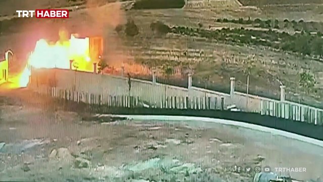 Kamyonla çarpışan otomobil alev topuna döndü