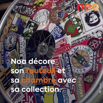 Atteint d'infirmité motrice et cérébrale, Noa collectionne des stickers de supporteurs de foot du monde entier