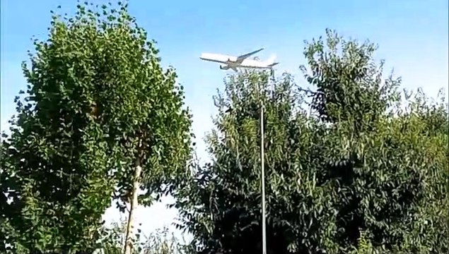 Linate, l'aereo Ita Airways vola in appoggio alle Frecce Tricolore