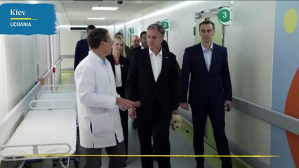 El secretario de Estado estadounidense Blinken visita el hospital infantil de Kiev