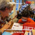 Marie-Pierre, retraitée bénévole, fait de l'aide aux devoirs pour des élèves de parents non-francophones