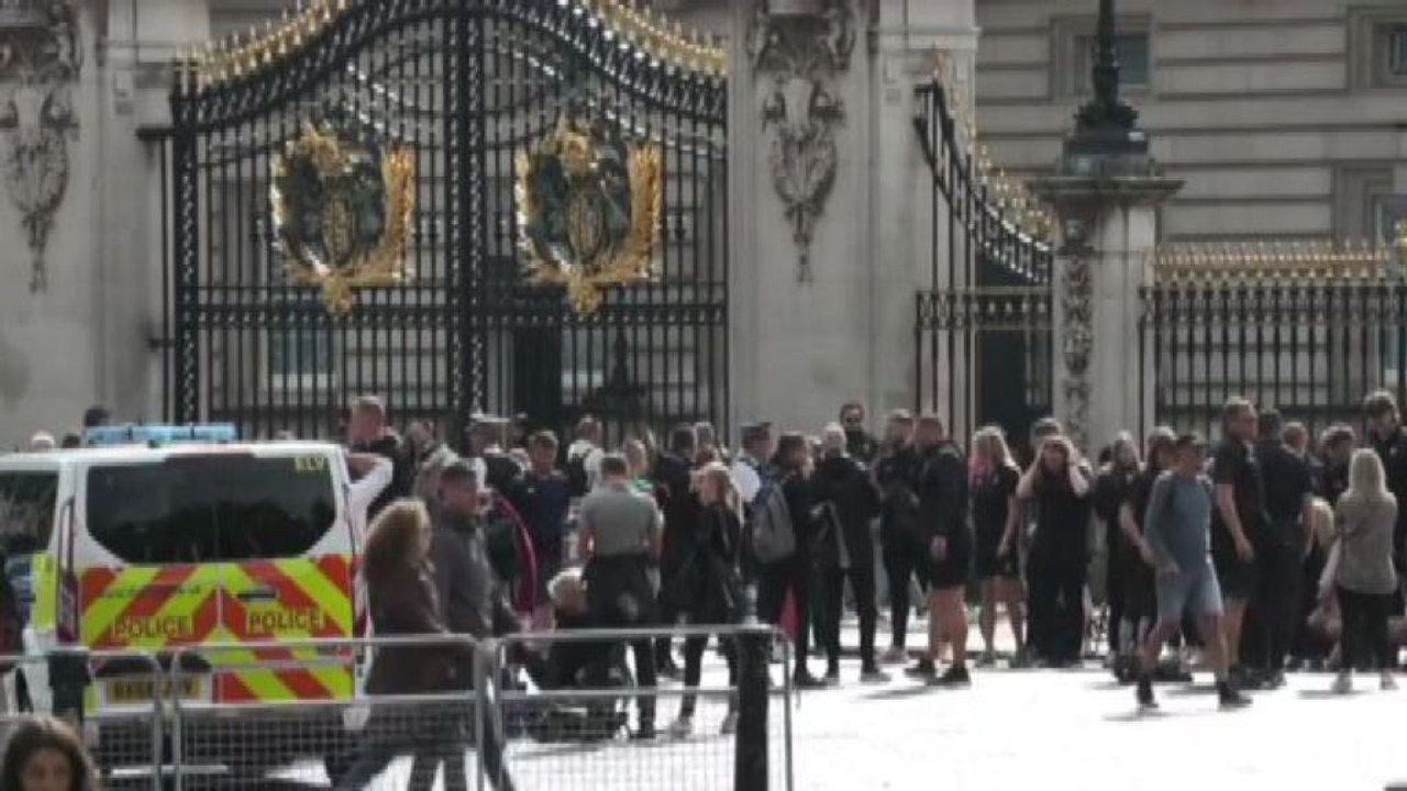 La regina sta male, i sudditi fuori da Buckingam Palace