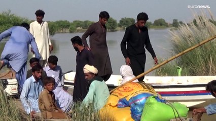 شاهد: باكستانيون "يفضلون الموت" على مغادرة نسائهم قرية غمرتها الفيضانات