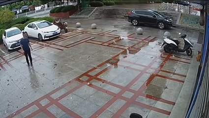 Déplacer une boule en pierre pour sortir d'un parking