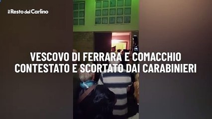 Vescovo di Ferrara e Comacchio contestato e scortato dai carabinieri
