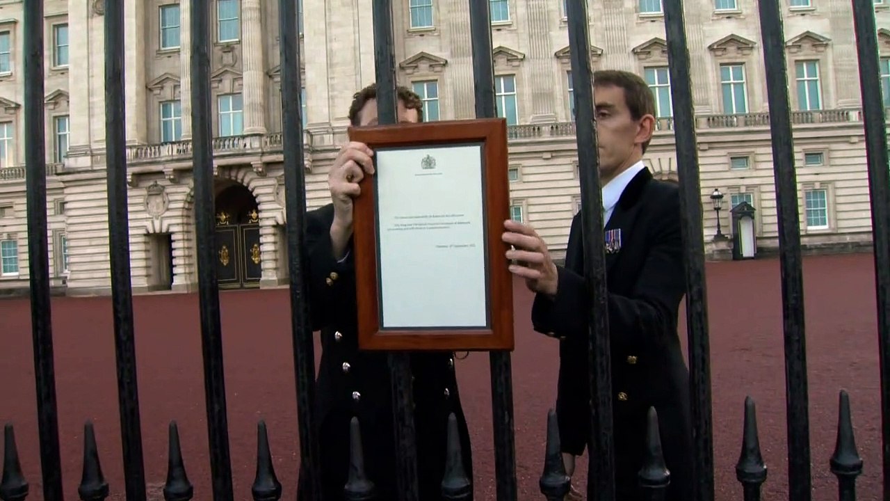 News of the Queen’s death at Buckingham Palace