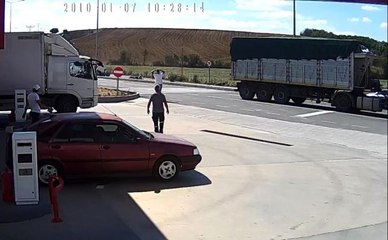 Son dakika haberi: Ticari araçla çarpışan motosikletli hayatını kaybetti, kaza anı kamerada