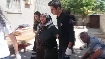 Sesten rahatsız oldu... Annesini bıçakladı, babasını darp etti