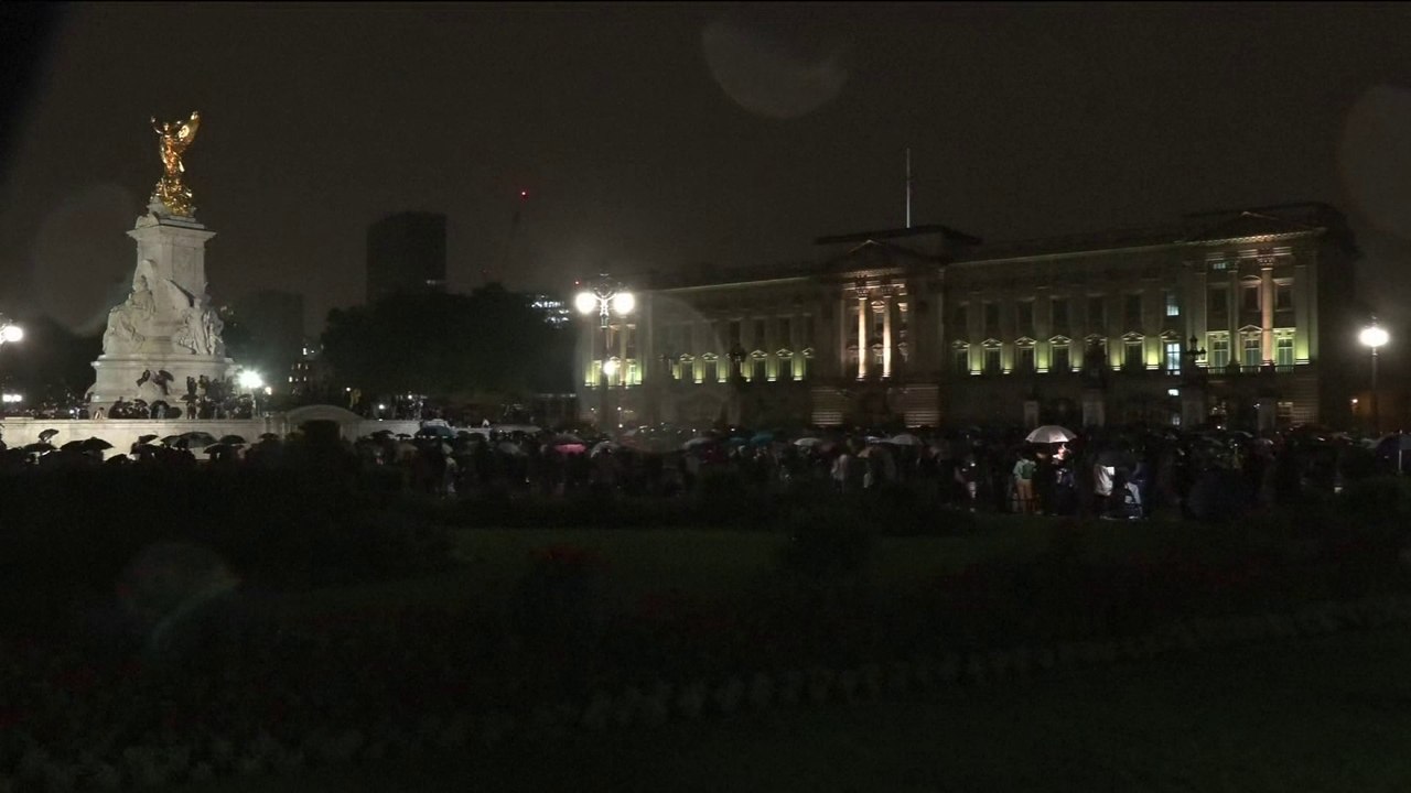 La foule scande "Longue vie au roi !" devant Buckingham Palace