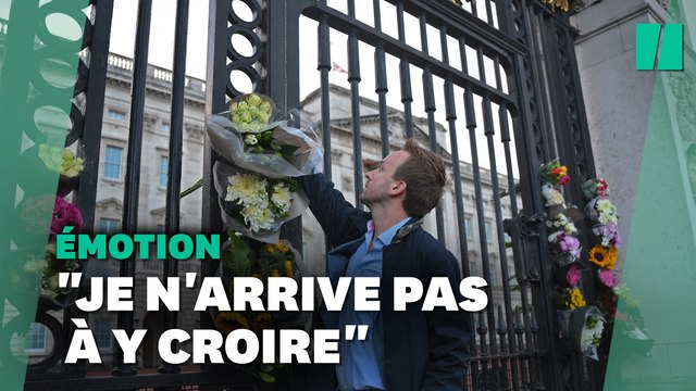 Gerbes de fleurs et God save the queen : Émotion devant Buckingham palace