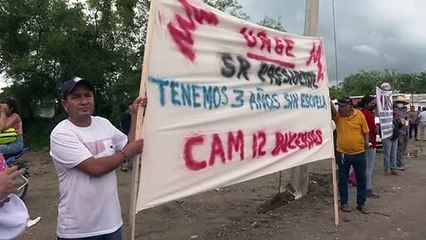 Desde la camioneta, López Obrador atiende y saluda a ciudadanos | CPS Noticias Puerto Vallarta