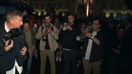 Spontaneous Trumpet Tribute to Honour The Queen at Buckingham Palace