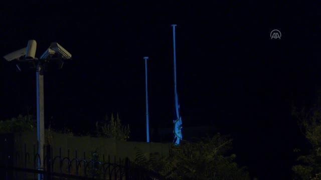 Ankara haberi... İngiltere Kraliçesi 2. Elizabeth'in vefatının ardından İngiltere'nin Ankara Büyükelçiliğinde bayraklar yarıya indirildi