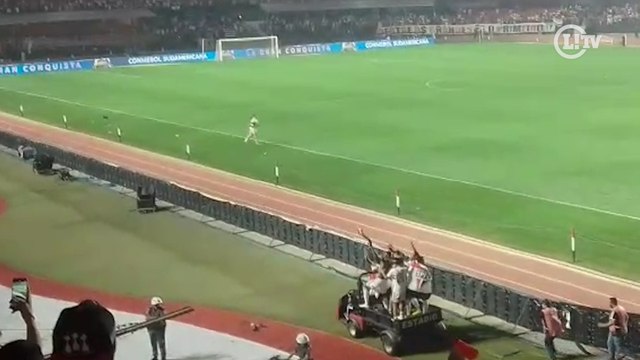 Jogadores do São Paulo festejam classificação emocionante para a final da Sul-Americana