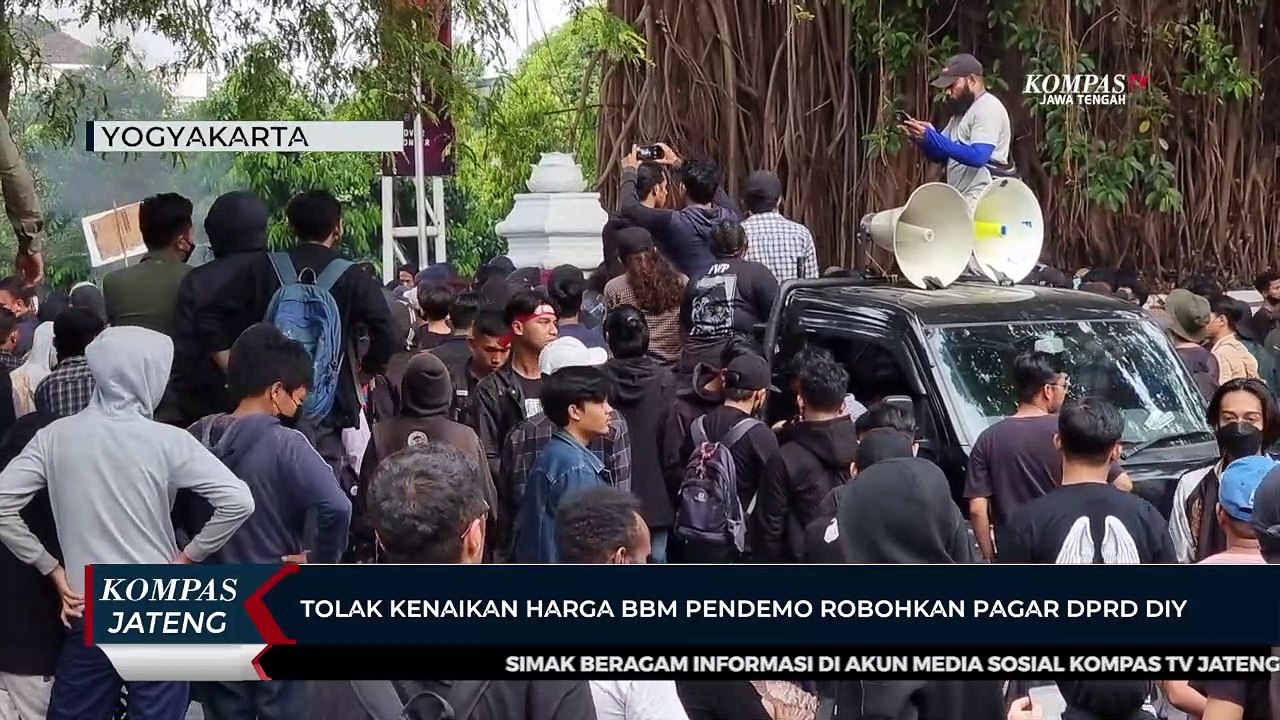 Tolak Kenaikan Harga BBM Pendemo Robohkan Pagar DPRD DIY