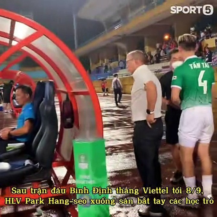 Trò cưng về nước đá đội tuyển, HLV Park Hang Seo dầm mưa đứng đợi thủ môn Đặng Văn Lâm