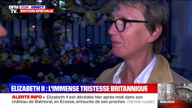 C'est une grande perte : cette Britannique est venue se recueillir devant Buckingham après la mort de la reine